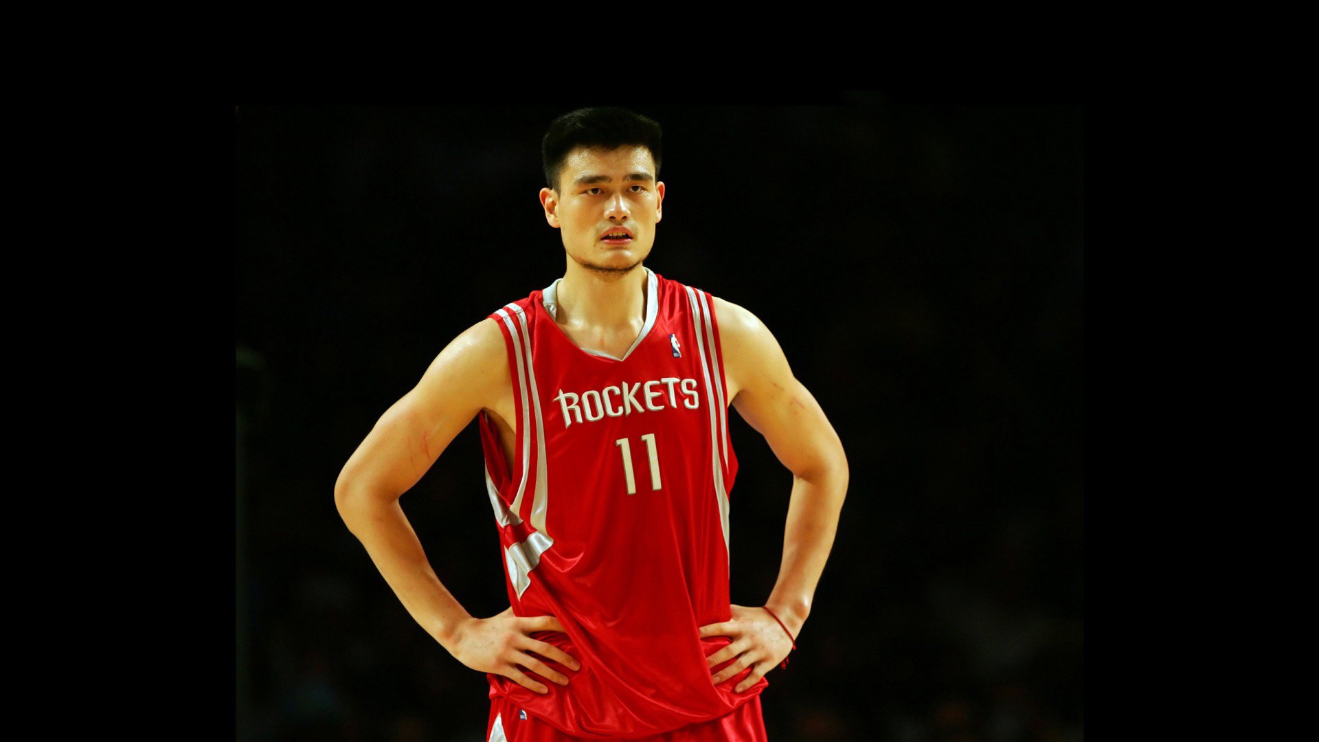 极速红线上演幽灵超车!乔治·拉塞尔如何在新加坡的钢铁丛林打爆维斯塔潘的防线?